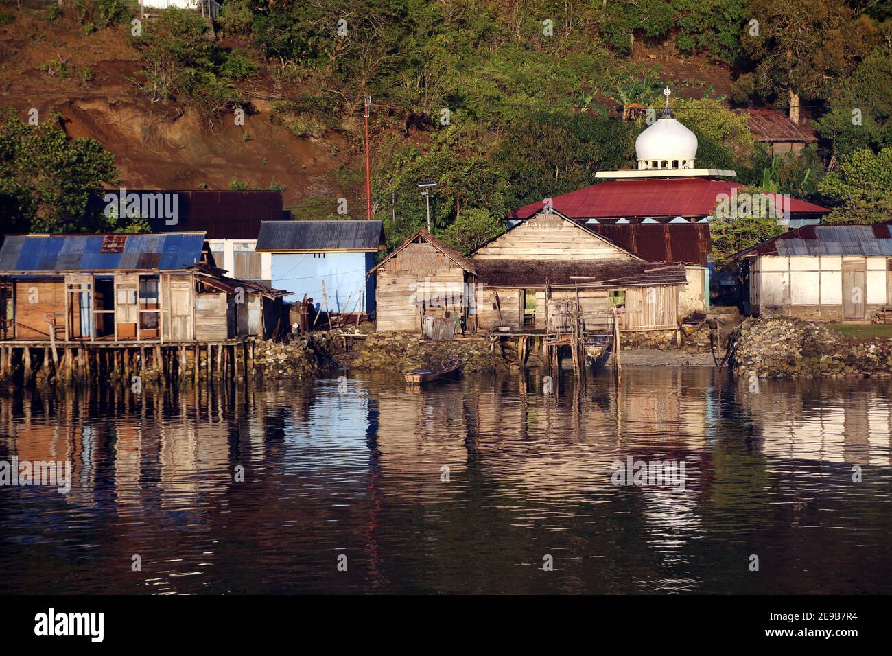 kleines, namenloses Fischerdorf auf der Insel Muari, Nordmolukken, Halmahera, Indonésie Banque D'Images