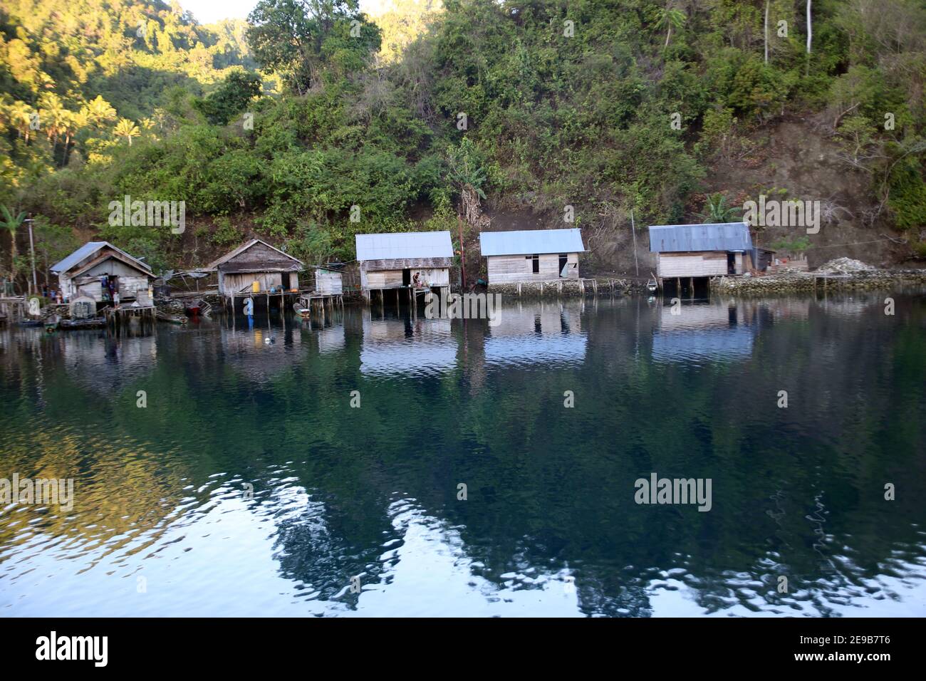 kleines, namenloses Fischerdorf auf der Insel Muari, Nordmolukken, Halmahera, Indonésie Banque D'Images