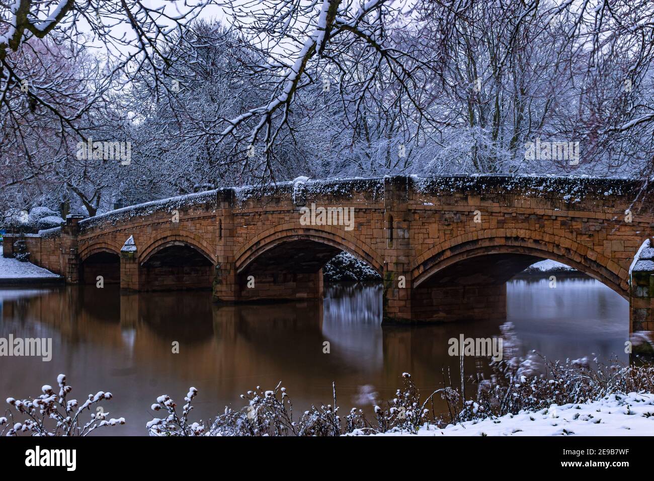 Une promenade en soirée dans le parc enneigé de l'abbaye. Il était nuageux et neigeux. Mais à l'heure actuelle, le parc est encore plus impressionnant Banque D'Images