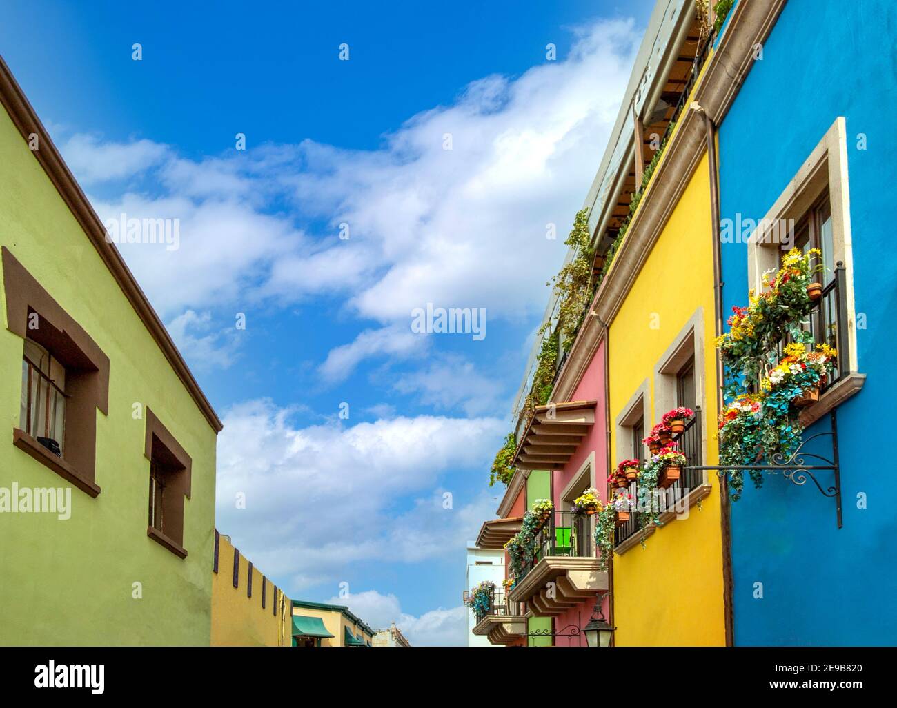 Mexique, Monterrey, bâtiments historiques colorés dans le centre de la vieille ville, Barrio Antiguo, une célèbre attraction touristique. Banque D'Images