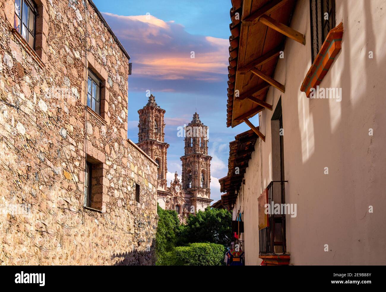 Mexique, architecture coloniale pittoresque de Taxco et rues étroites pavées dans le centre-ville historique près de l'église Santa Prisca. Banque D'Images