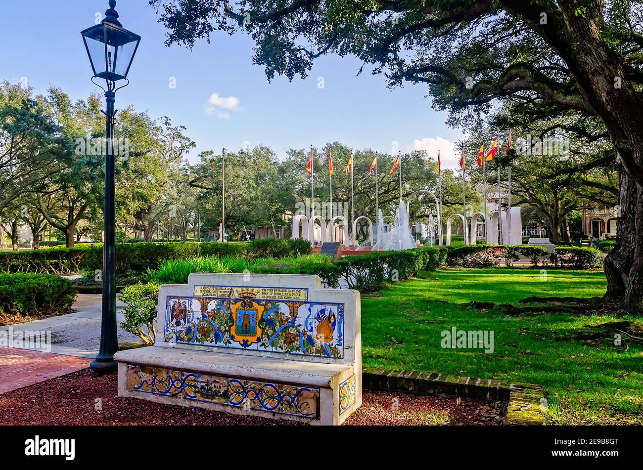 Un banc en mosaïque de carreaux se dresse devant la fontaine de Spanish Plaza, le 31 janvier 2021, à Mobile, Alabama. Mobile a été dirigé par l'Espagne de 1780 à 1813. Banque D'Images