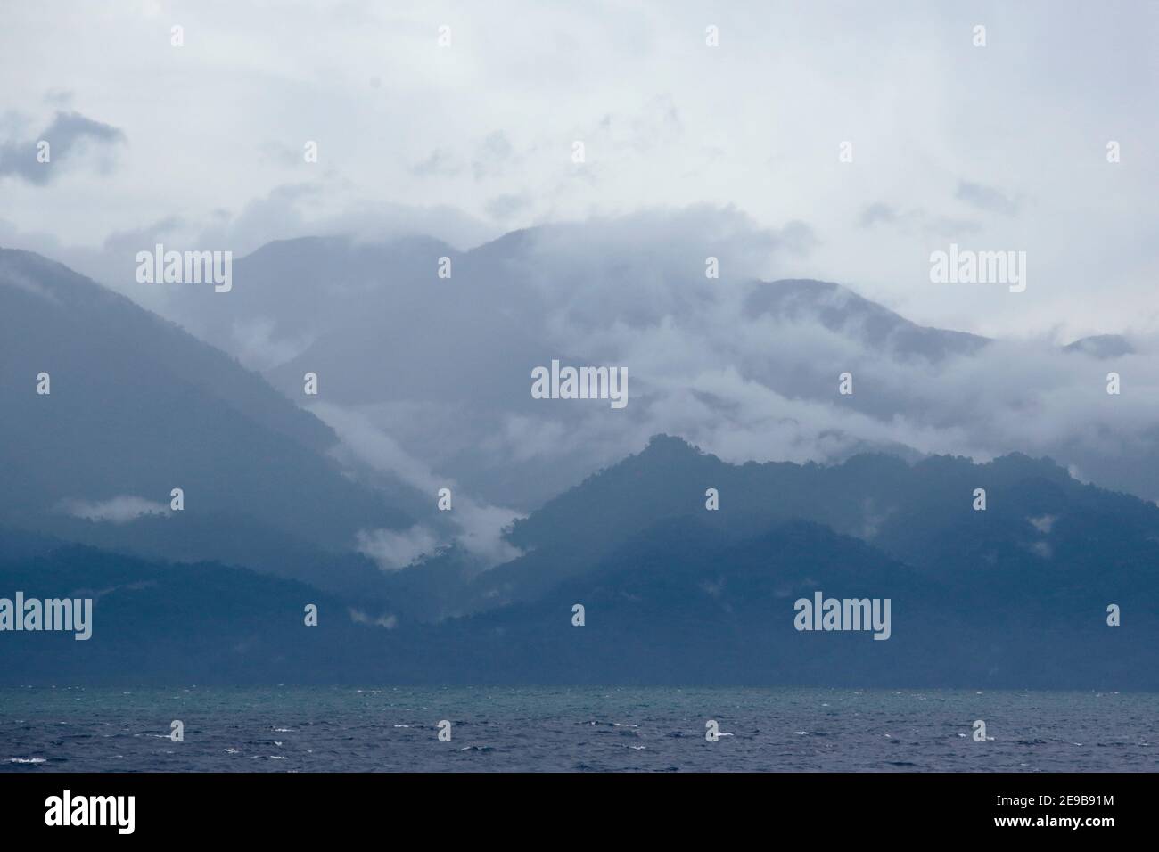 Vue sur la brume et les vallées, Silur Bay, Nouvelle-Irlande, Papouasie-Nouvelle-Guinée le 20 janvier 2017 Banque D'Images