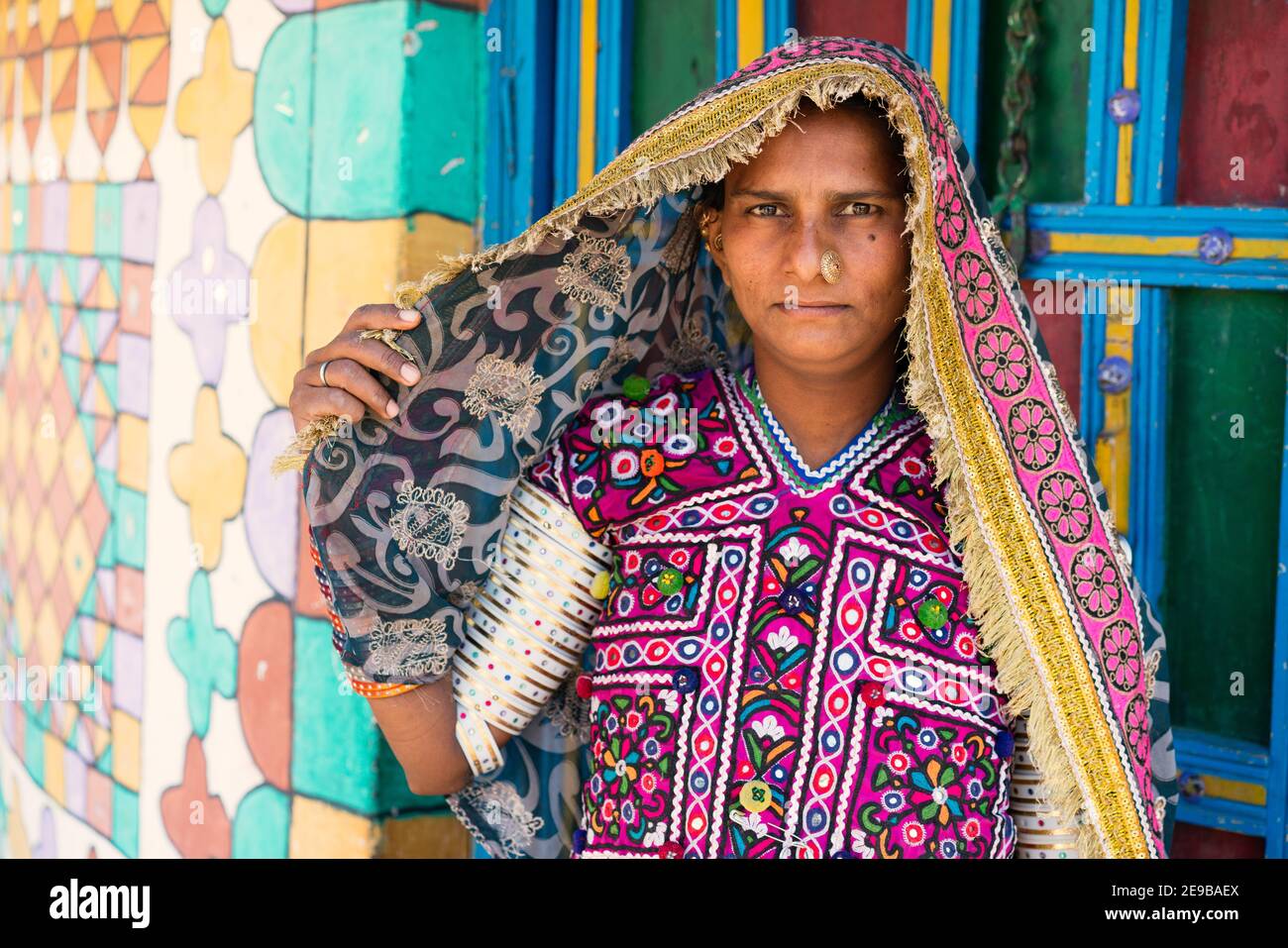 Gujarat Inde Meghwar Marvada femme en robe traditionnelle brodée. Banque D'Images