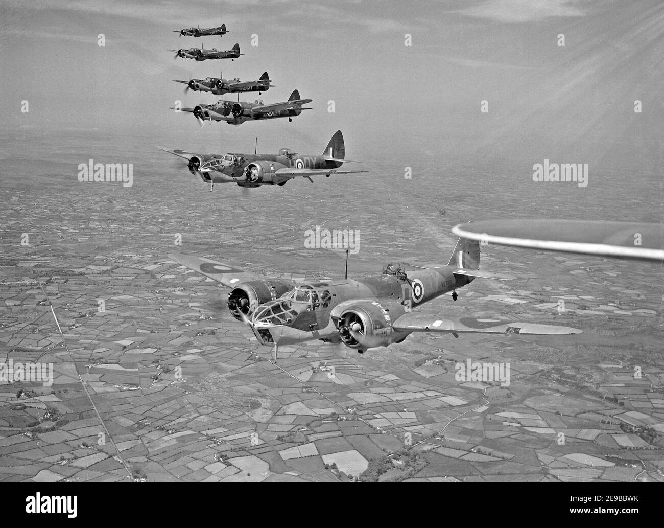 Bristol Blenheim Mk IVF de l'escadron n° 254 RAF volant d'Aldergrove en Irlande du Nord, mai 1941. Six FIV de Blenheim Mark de l'escadron no 254 RAF, volant en formation au-dessus de l'Irlande du Nord peu après l'arrivée de units à Aldergrove, comté d'Antrim, 1941 Banque D'Images