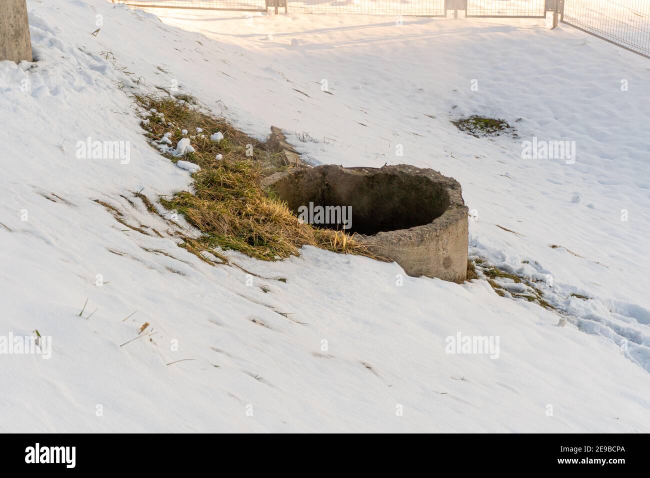 Fumée provenant d'un tuyau d'égout près du pont de la ville hiver Banque D'Images