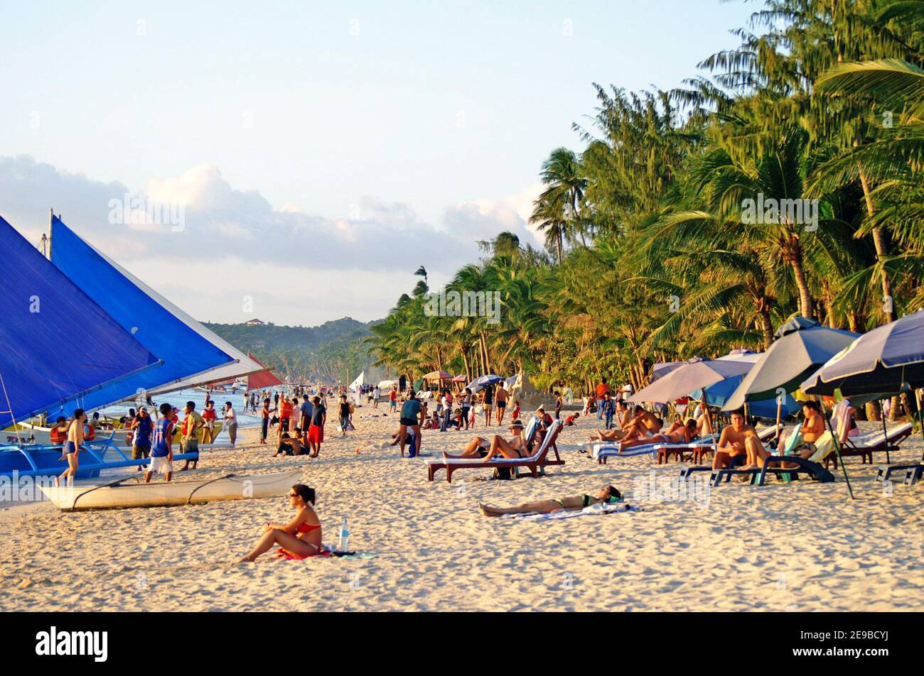 L'île de Boracay, dans la province d'Aklan aux Philippines, autrefois populaire sur le marché des routards, a reçu l'ordre de fermer le 26 avril 2018 pour six mois en raison de problèmes de croissance insoutenables. La détérioration des conditions environnementales, y compris les problèmes d'égout, les violations omniprésentes des bâtiments, l'érosion des plages et une image désobligeante ont contribué à la fermeture. Le temps leur a permis de réhabiliter et de se développer, ce qui a entraîné la fermeture de 400 hôtels et restaurants pour violation des lois environnementales locales. La série de photos a été prise en 2005, treize ans avant la fermeture obligatoire. Banque D'Images