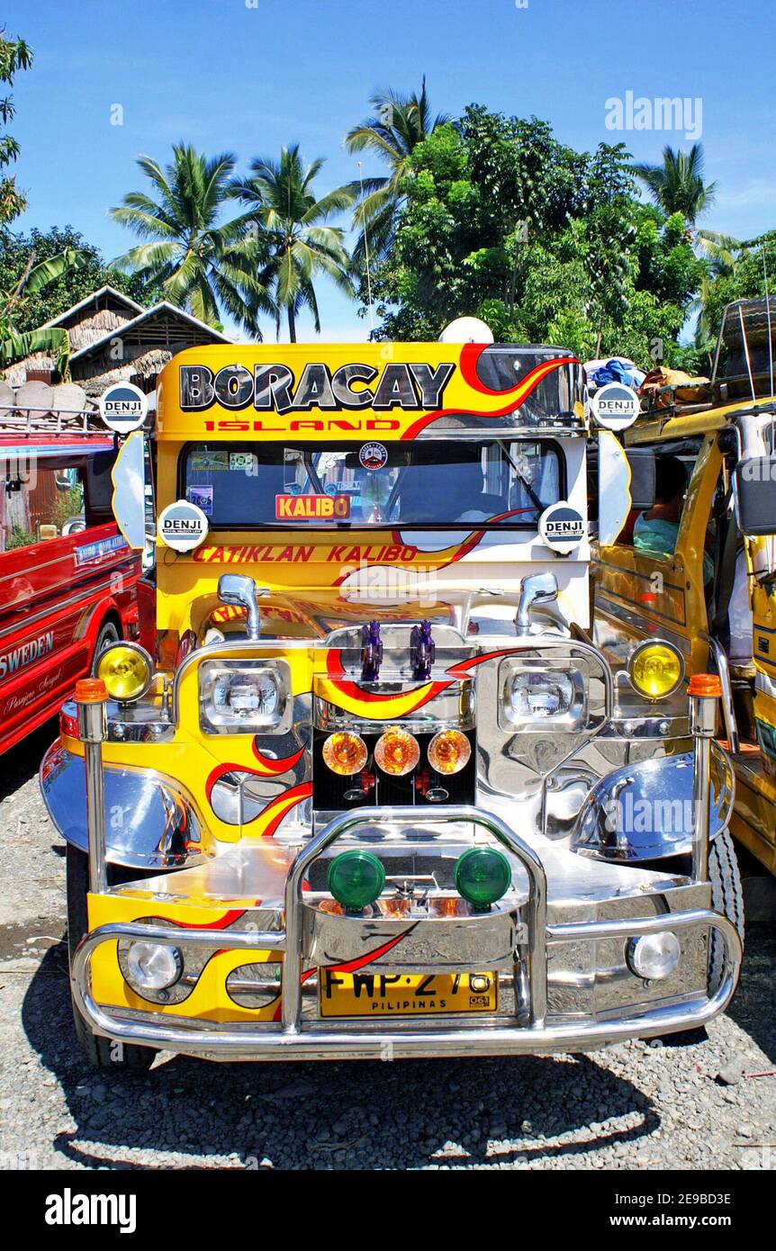 L'île de Boracay, dans la province d'Aklan aux Philippines, autrefois populaire sur le marché des routards, a reçu l'ordre de fermer le 26 avril 2018 pour six mois en raison de problèmes de croissance insoutenables. La détérioration des conditions environnementales, y compris les problèmes d'égout, les violations omniprésentes des bâtiments, l'érosion des plages et une image désobligeante ont contribué à la fermeture. Le temps leur a permis de réhabiliter et de se développer, ce qui a entraîné la fermeture de 400 hôtels et restaurants pour violation des lois environnementales locales. La série de photos a été prise en 2005, treize ans avant la fermeture obligatoire. Banque D'Images