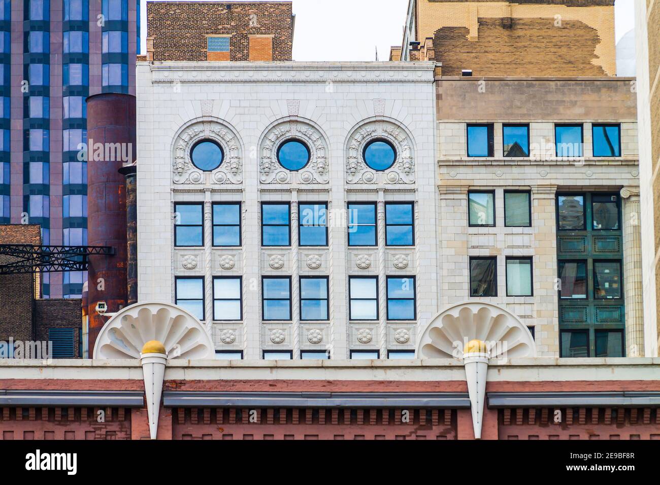 Design art déco sur N. Michigan Avenue, centre-ville de Chicago, Illinois, États-Unis Banque D'Images
