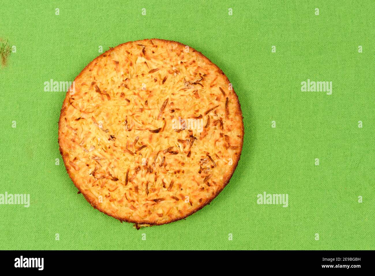 Gâteau de manioc entier sur fond de tissu vert. Banque D'Images
