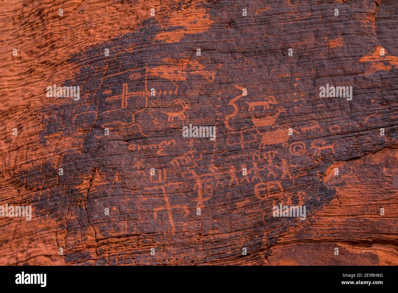 Pétroglyphes d'Amérique d'origine en haut sur les murs de Petroglyph Canyon, Valley of Fire State Park, Nevada, États-Unis Banque D'Images