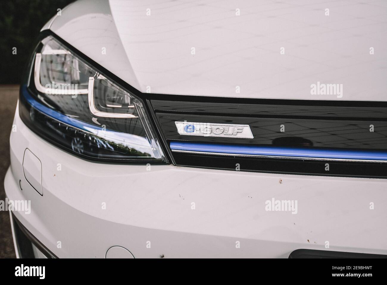 Wolfsburg, Allemagne - 19 juin 2016 : voiture électrique Volkswagen VW e-Golf dans les rues de la ville. Volkswagen est un constructeur automobile allemand dont le siège est situé à Wolfsburg, en Allemagne. Banque D'Images