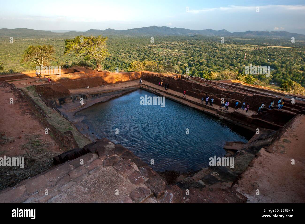 Le réservoir artificiel (pool) qui se trouve au sommet de la forteresse de Sigiriya Rock à Sigiriya, dans le centre du Sri Lanka. La piscine était sculptée de roche solide. Banque D'Images