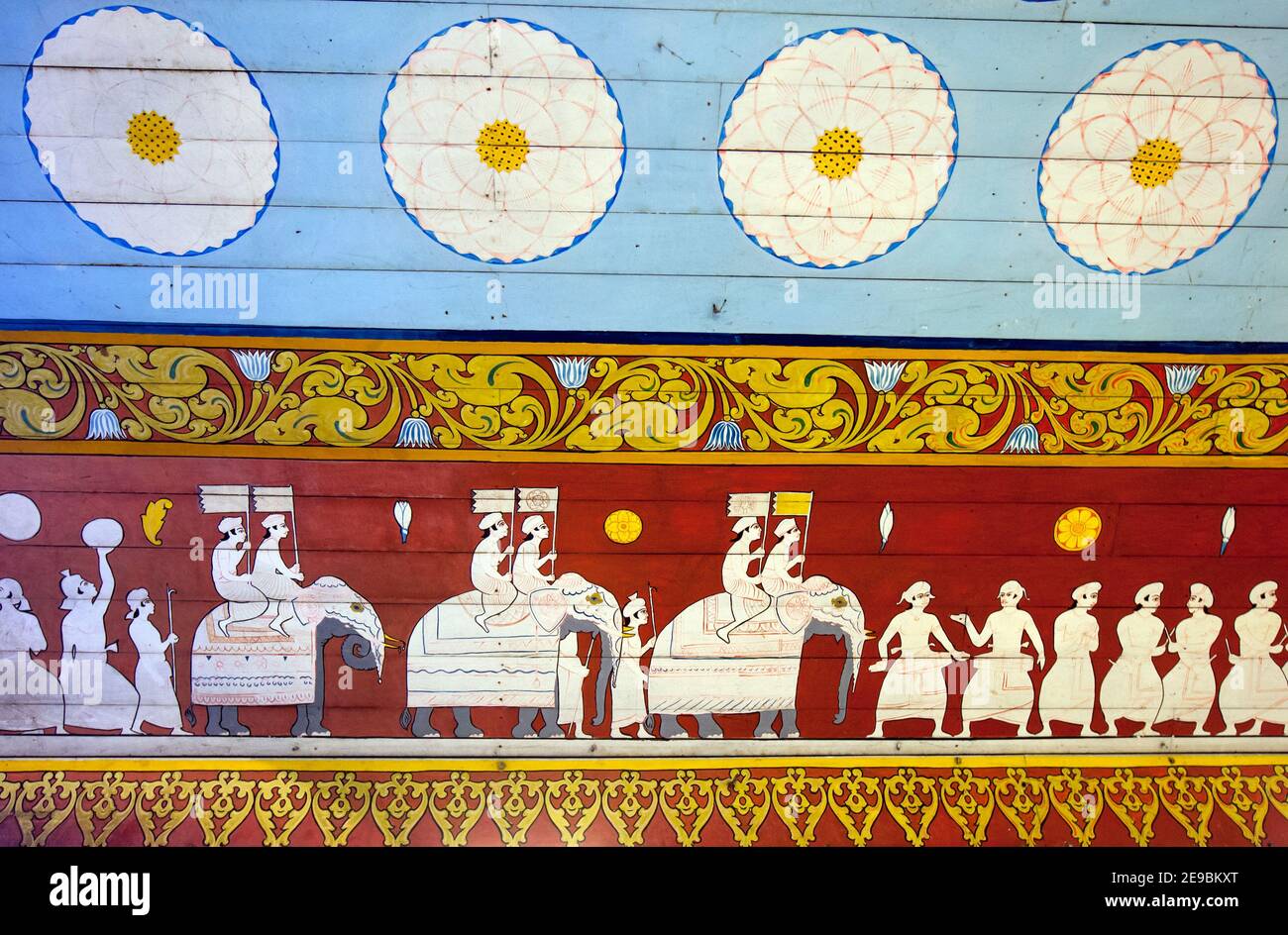 Une fresque colorée représentant une perahera (procession bouddhiste) sur le mur d'entrée du Temple de la Lélique sacrée de la dent à Kandy au Sri Lanka. Banque D'Images