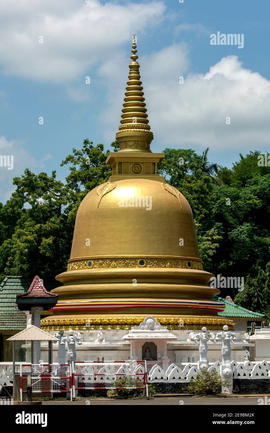 Le beau stupa doré adjacent au Temple d'Or à Dambulla dans le centre du Sri Lanka. Le Temple d'Or a été construit en 2000. Banque D'Images