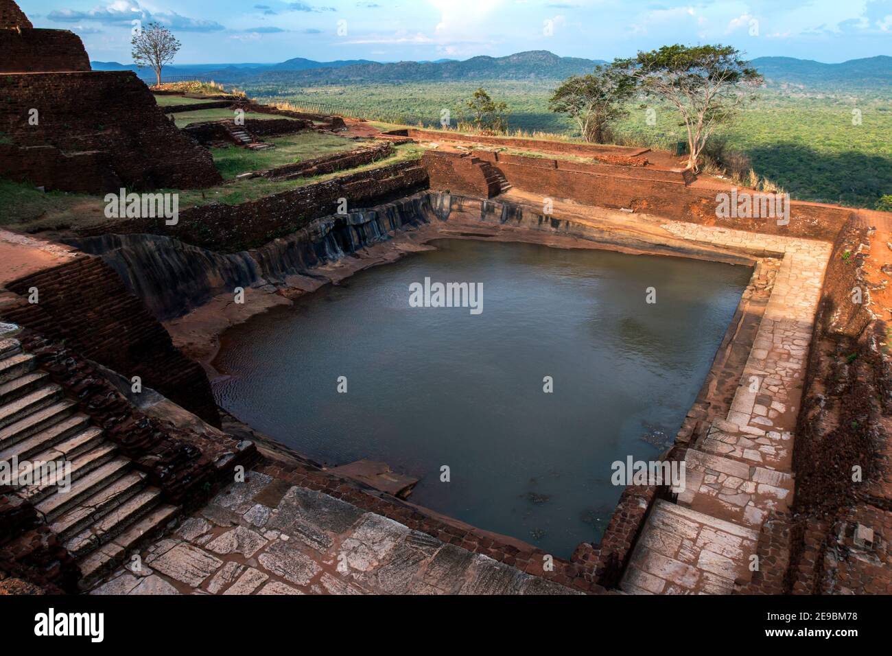 Le réservoir artificiel (pool) qui se trouve au sommet de la forteresse de Sigiriya Rock à Sigiriya, dans le centre du Sri Lanka. La piscine était sculptée de roche solide. Banque D'Images
