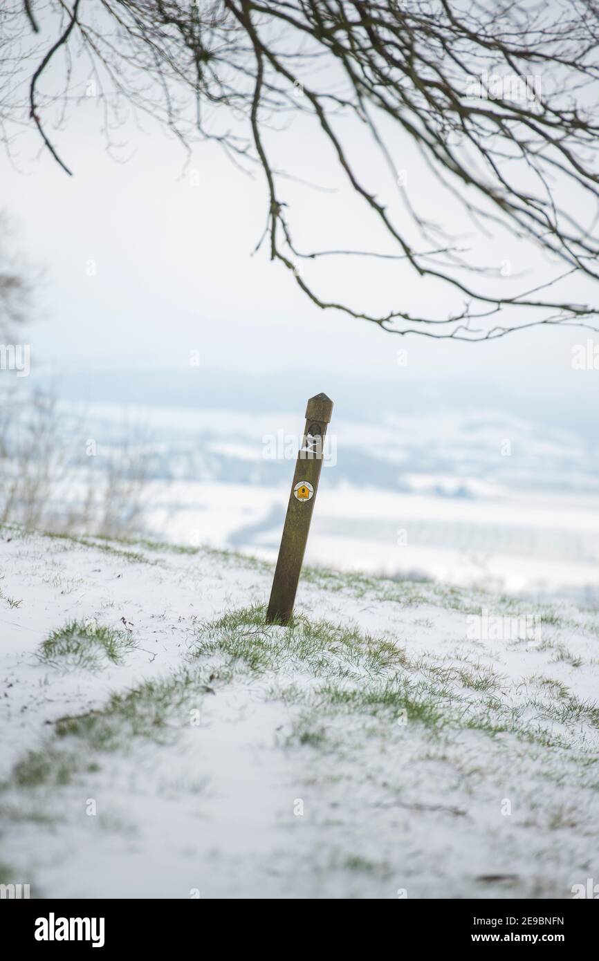 Panneau Cotswold Way dans la neige de janvier. Lower Coscombe, Cotswolds, Gloucestershire, Angleterre Banque D'Images