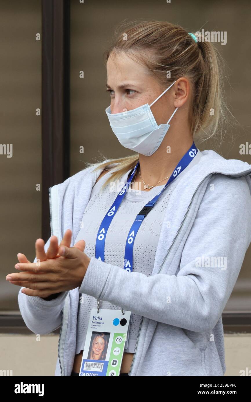 4 février 2021 : Yulia Putintseva, du Kazakhstan, quitte la station d'essai Covid-19 en tant que joueurs de tennis et officiels pour l'Open d'Australie de 2021 attendent d'être testés pour Covid-19. Pendant la nuit, un agent de quarantaine de l'hôtel où ils séjournaient a été testé positif pour Covid-19, ce qui a provoqué l'annulation de tous les matchs et a exigé que tous les joueurs qui se trouvaient à l'hôtel soient testés pour Covid-19. Plus de 600 joueurs, entraîneurs et officiels qui séjournaient à l'hôtel Grand Hyatt après leur arrivée à Melbourne sont touchés. Sydney Low/Cal Sport Media. Banque D'Images