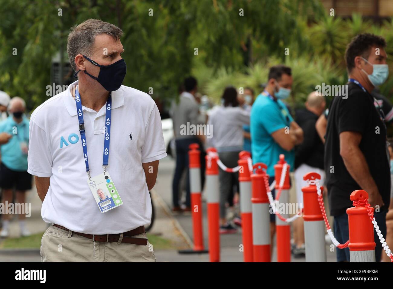 4 février 2021: Mark Handely de tennis Australia regarde comme des joueurs de tennis et des officiels pour l'Open d'Australie de 2021 attendez d'être testé pour Covid-19. Pendant la nuit, un agent de quarantaine de l'hôtel où ils séjournaient a été testé positif pour Covid-19, ce qui a provoqué l'annulation de tous les matchs et a exigé que tous les joueurs qui se trouvaient à l'hôtel soient testés pour Covid-19. Plus de 600 joueurs, entraîneurs et officiels qui séjournaient à l'hôtel Grand Hyatt après leur arrivée à Melbourne sont touchés. Sydney Low/Cal Sport Media. Banque D'Images