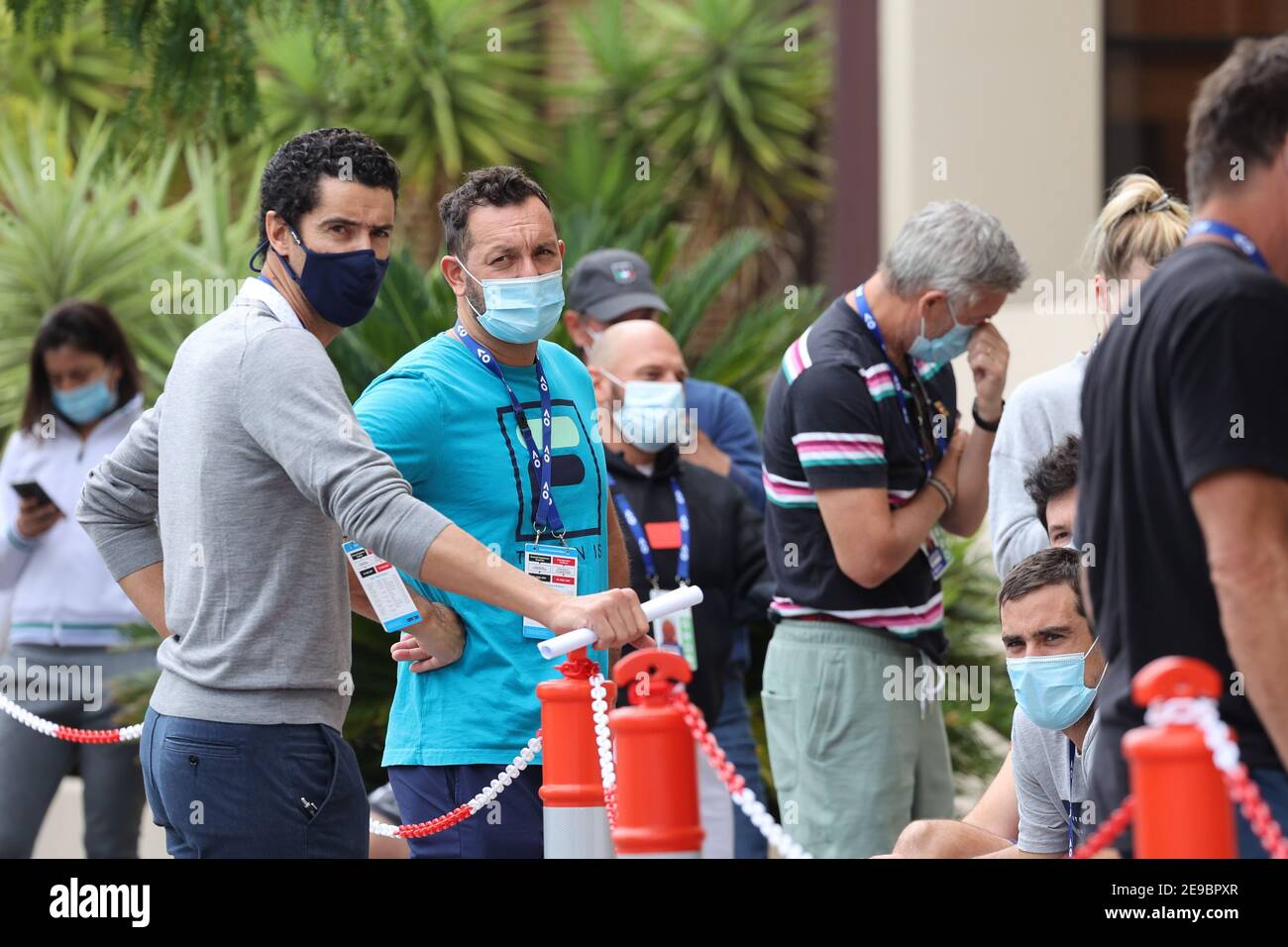 4 février 2021: Andre sa de tennis Australia (L) regarde comme des joueurs de tennis et des officiels pour l'Open d'Australie 2021 attendent d'être testé pour Covid-19. Pendant la nuit, un agent de quarantaine de l'hôtel où ils séjournaient a été testé positif pour Covid-19, ce qui a provoqué l'annulation de tous les matchs et a exigé que tous les joueurs qui se trouvaient à l'hôtel soient testés pour Covid-19. Plus de 600 joueurs, entraîneurs et officiels qui séjournaient à l'hôtel Grand Hyatt après leur arrivée à Melbourne sont touchés. Sydney Low/Cal Sport Media. Banque D'Images