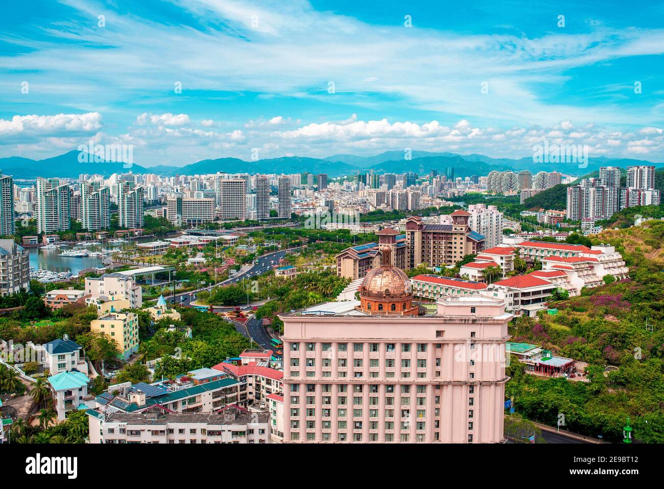 Ville de Sanya, île de Hainan. Vue sur le centre-ville depuis le haut. Tir horizontal. Hainan est une île paradisiaque en Chine. Banque D'Images