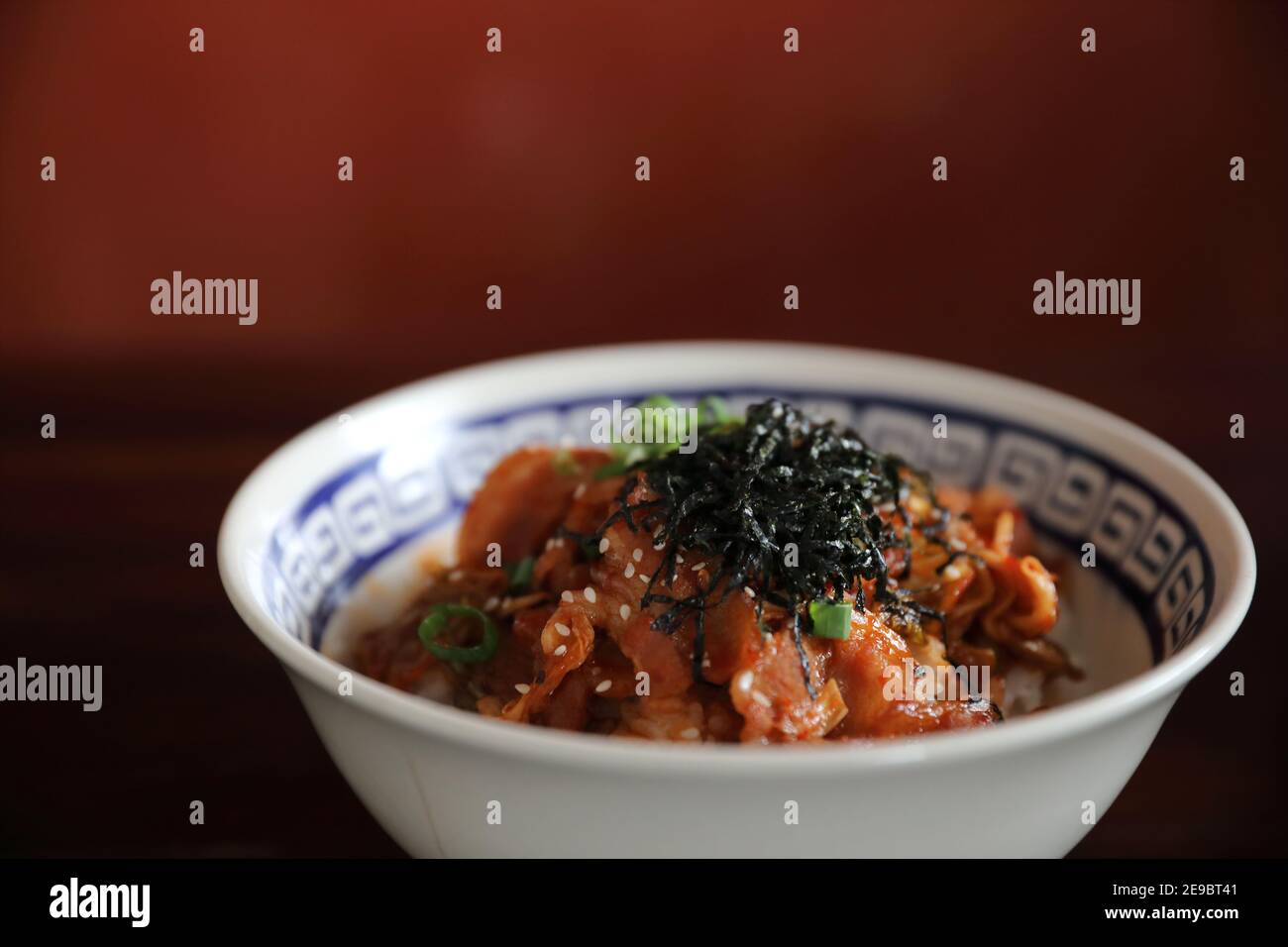 porc avec kimchi sur riz cuisine japonaise Banque D'Images