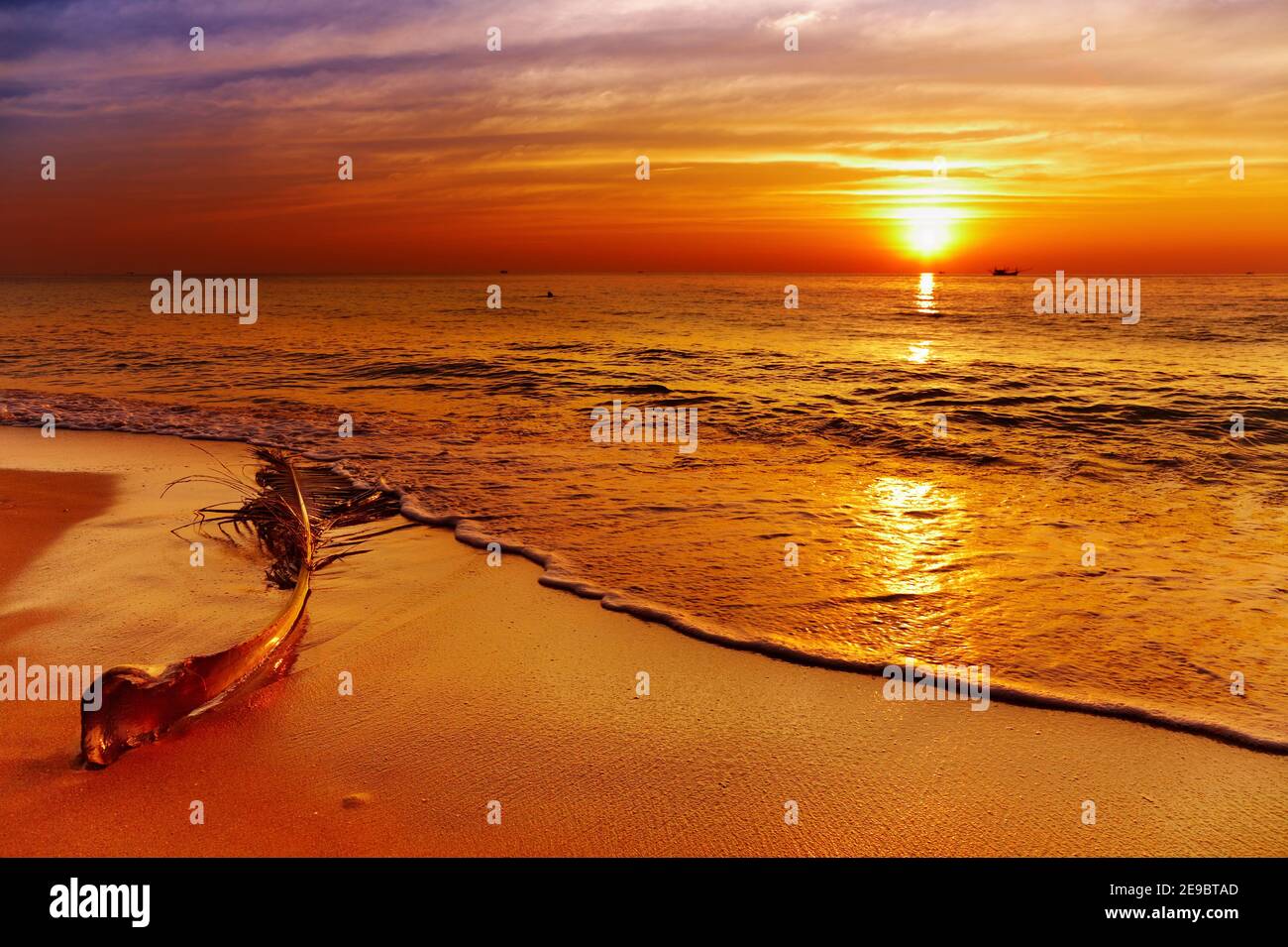 Coucher de soleil doré, plage tropicale, île de Chang, Thaïlande Banque D'Images