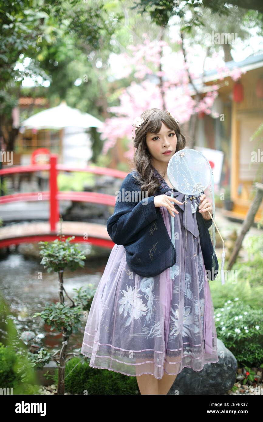 Portrait d'une fille avec une robe lolita chinoise de style japonais Photo  Stock - Alamy
