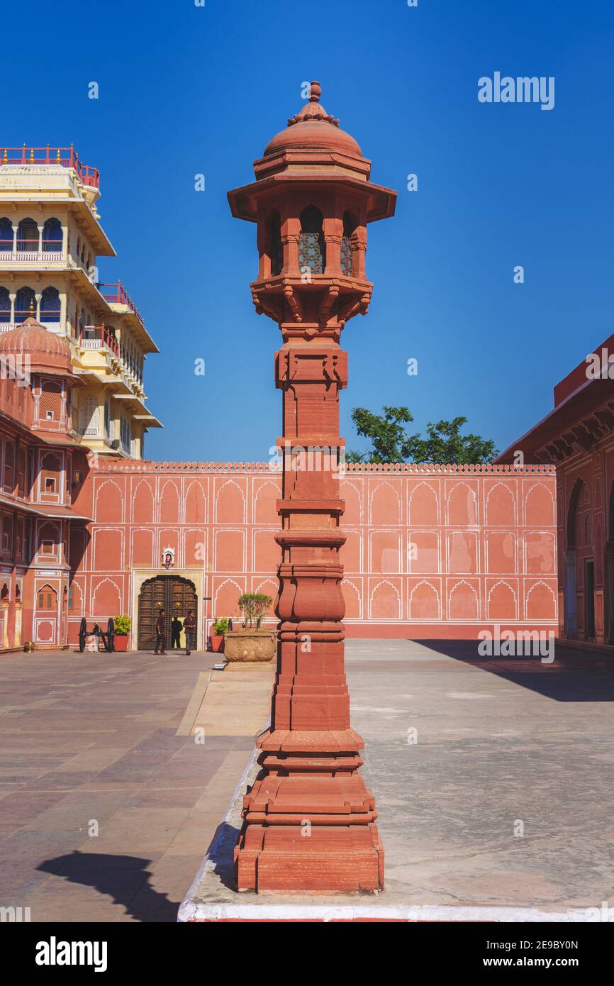 Célèbre fort d'ambre faisant face à la ville rose dans l'état du Rajasthan, inde. Lampadaire en argile et pierres. Banque D'Images