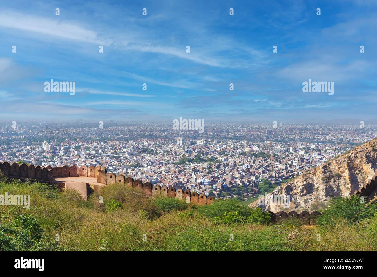Vue sur la ville de Jaipur depuis le fort qui a été utilisé par les rois pour observer les activités en ville Banque D'Images