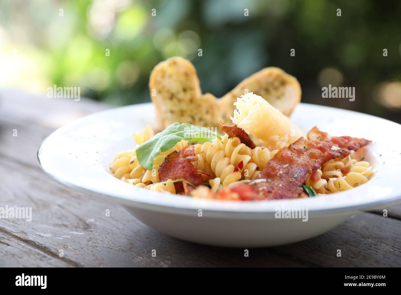 pâtes fusilli au bacon cuisine italienne Banque D'Images