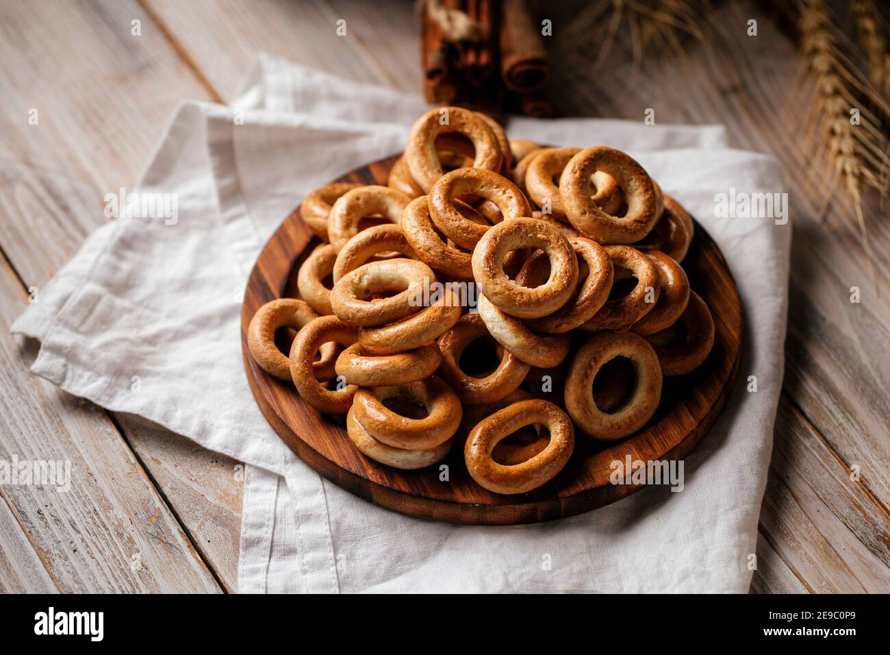 Anneaux de pain de bagel russe sur fond de bois Photo Stock - Alamy