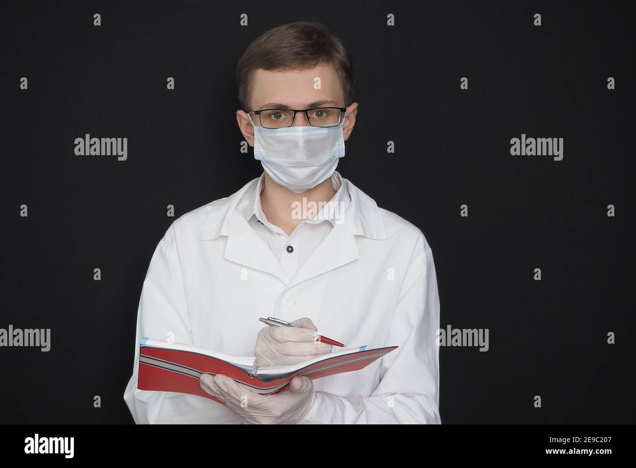 Science, médecine et éducation. Jeune chercheur, médecin en masque de peignoir médical et gants en caoutchouc Banque D'Images