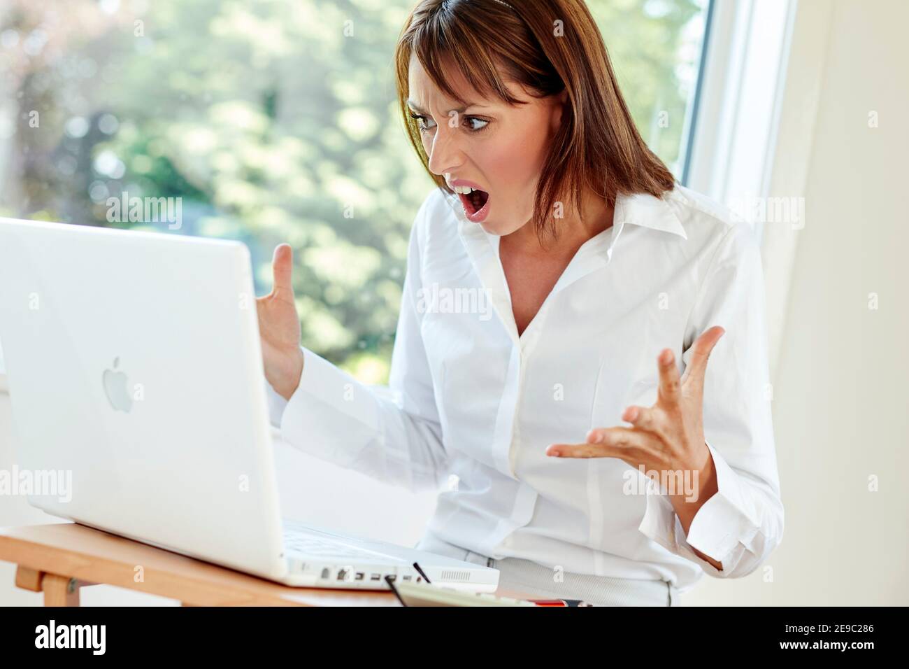 Femme au travail souligné Banque D'Images