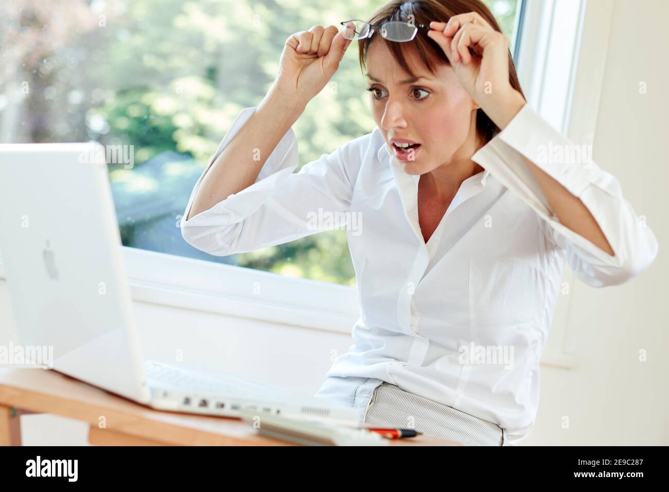 Femme au travail souligné Banque D'Images