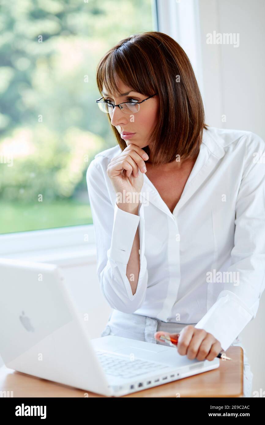 Femme au travail souligné Banque D'Images