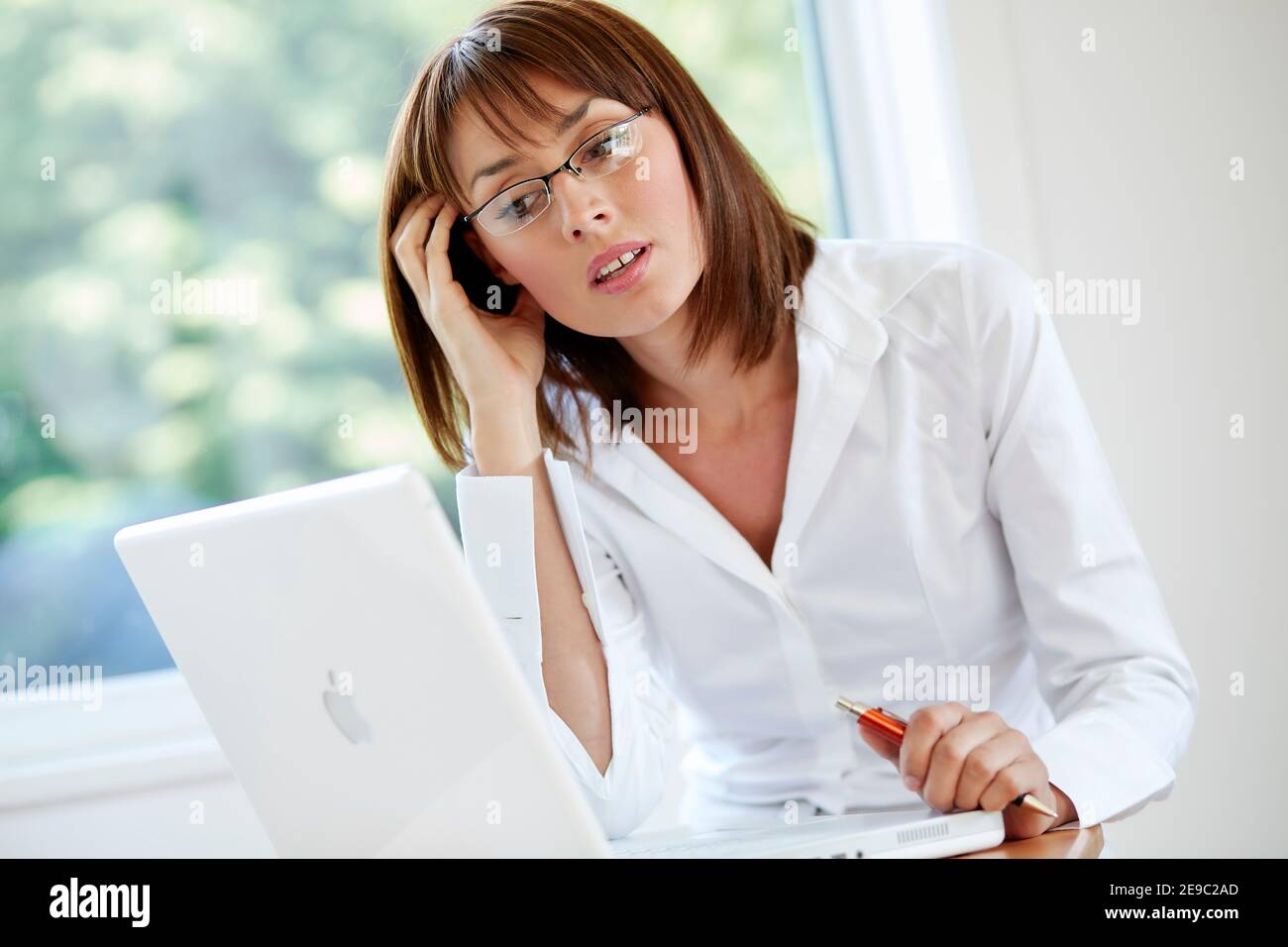 Femme au travail souligné Banque D'Images