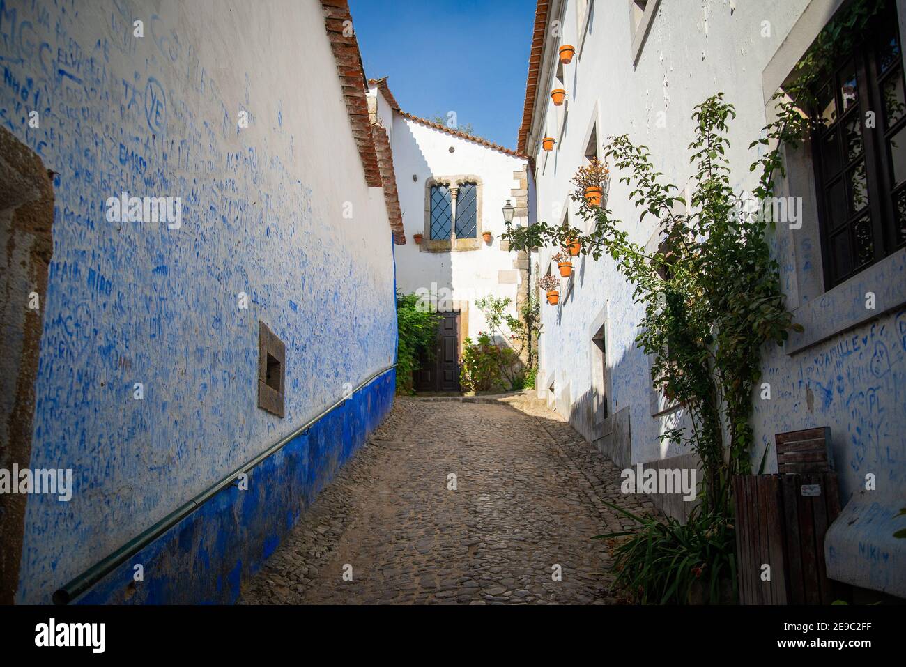 Obidos, Portugal - 05 octobre 2018 : détail architectural de petites maisons typiques du centre-ville historique. Banque D'Images