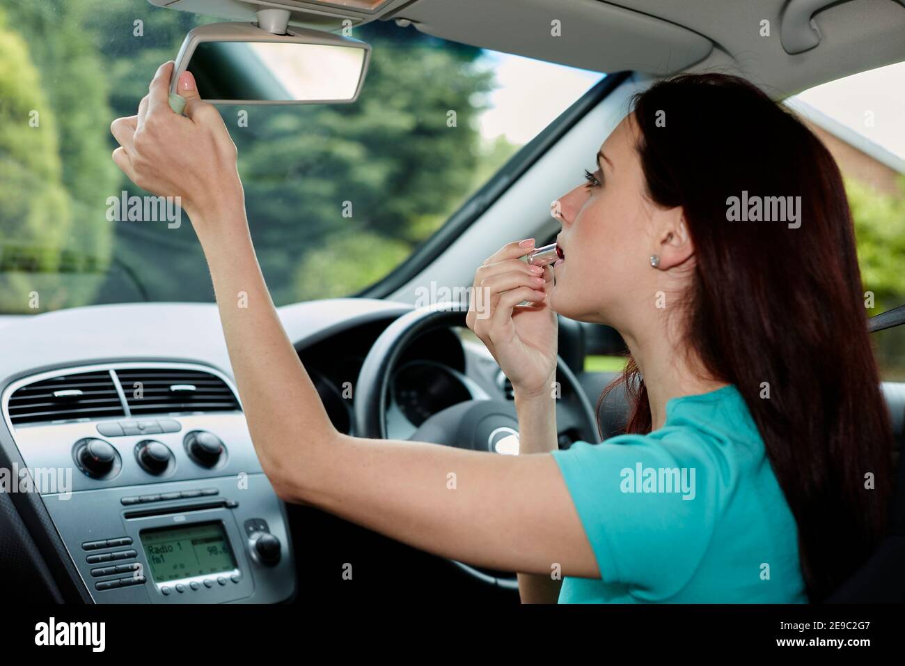 Woman putting on composent dans sa voiture Banque D'Images