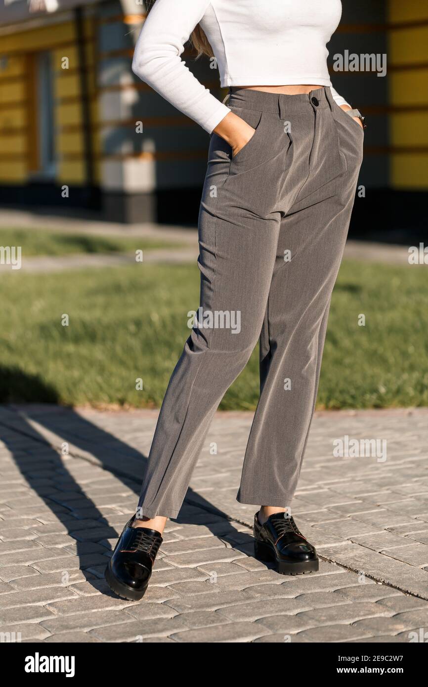 Jeune femme élégante, vêtue d'un pantalon noir et d'un pull chaud. Fille  dans la rue magnifiquement posant annonce des vêtements Photo Stock - Alamy