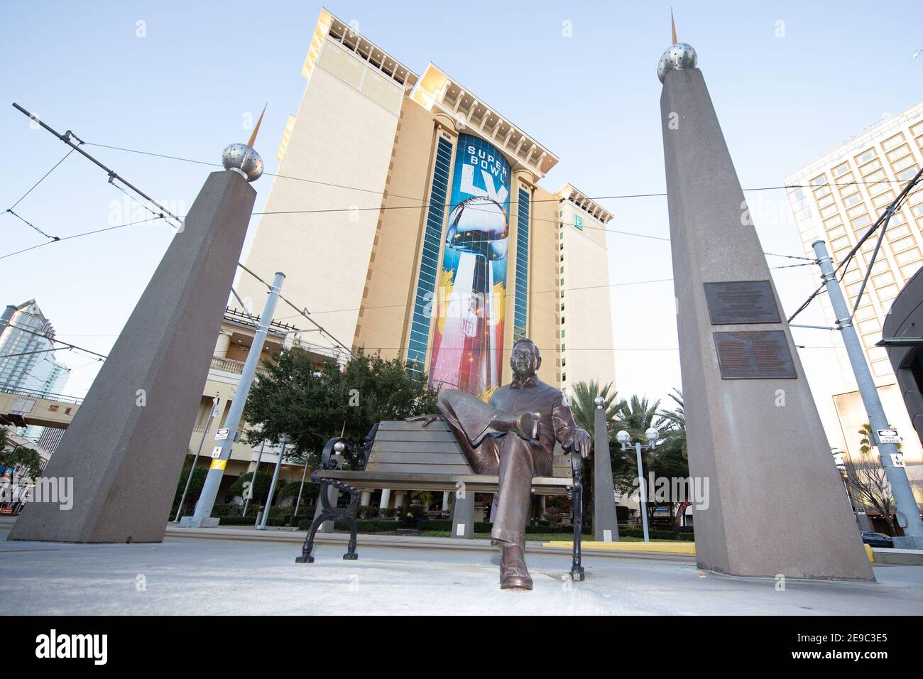 Tampa, Floride, États-Unis. 3 février 2021. Une vue générale de l'ancien maire de Tampa, Dick Greco, et de l'hôtel Embassy Suites au Super Bowl Experience à Tampa Riverwalk. Les Tampa Bay Buccaneers accueilleront les Kansas City Chiefs pour le Super Bowl LV. (Kim Hukari/ image du sport) photo par crédit: Newscom/Alay Live News Banque D'Images