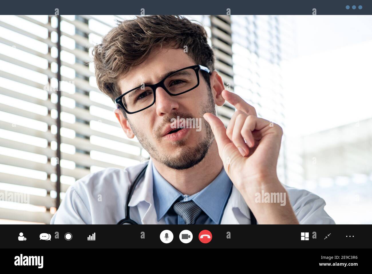Médecin de sexe masculin faisant un appel vidéo parlant avec le patient, concepts de services de consultation médicale en ligne Banque D'Images