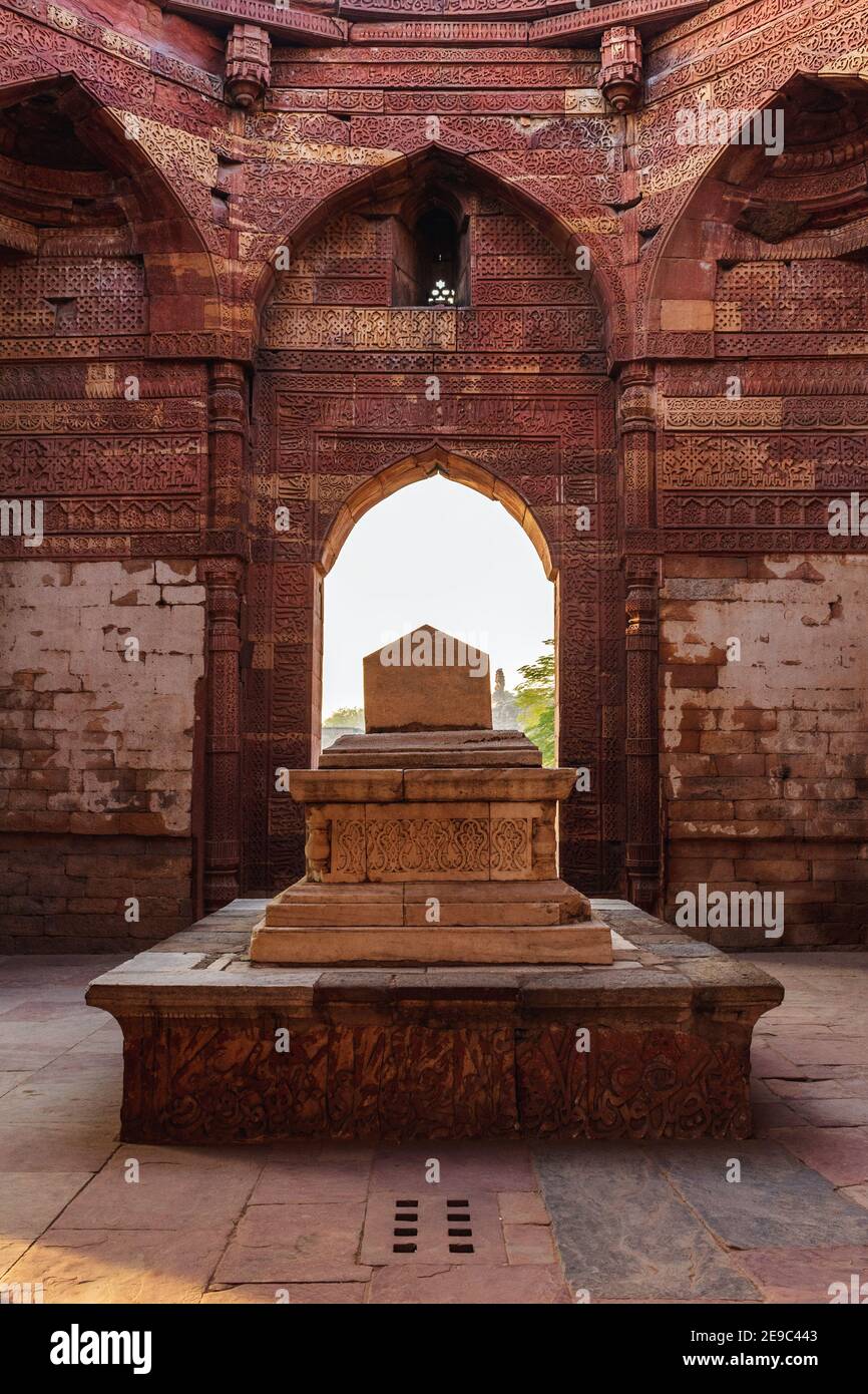Qutub Minar est un site classé au patrimoine mondial de l'UNESCO de New Delhi, Inde avec tant d'architectures et de bâtiments Banque D'Images
