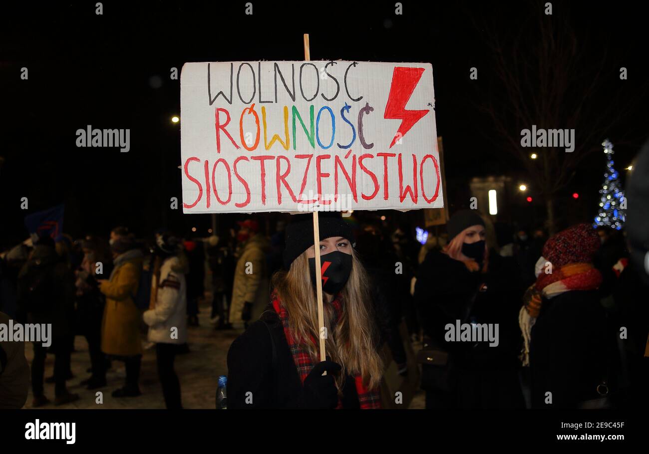 Bannière avec slogan LIBERTÉ, ÉGALITÉ, FRATERNITÉ et symbole de foudre rouge femmes grève mouvement en Pologne sur manifestation à Cracovie Banque D'Images