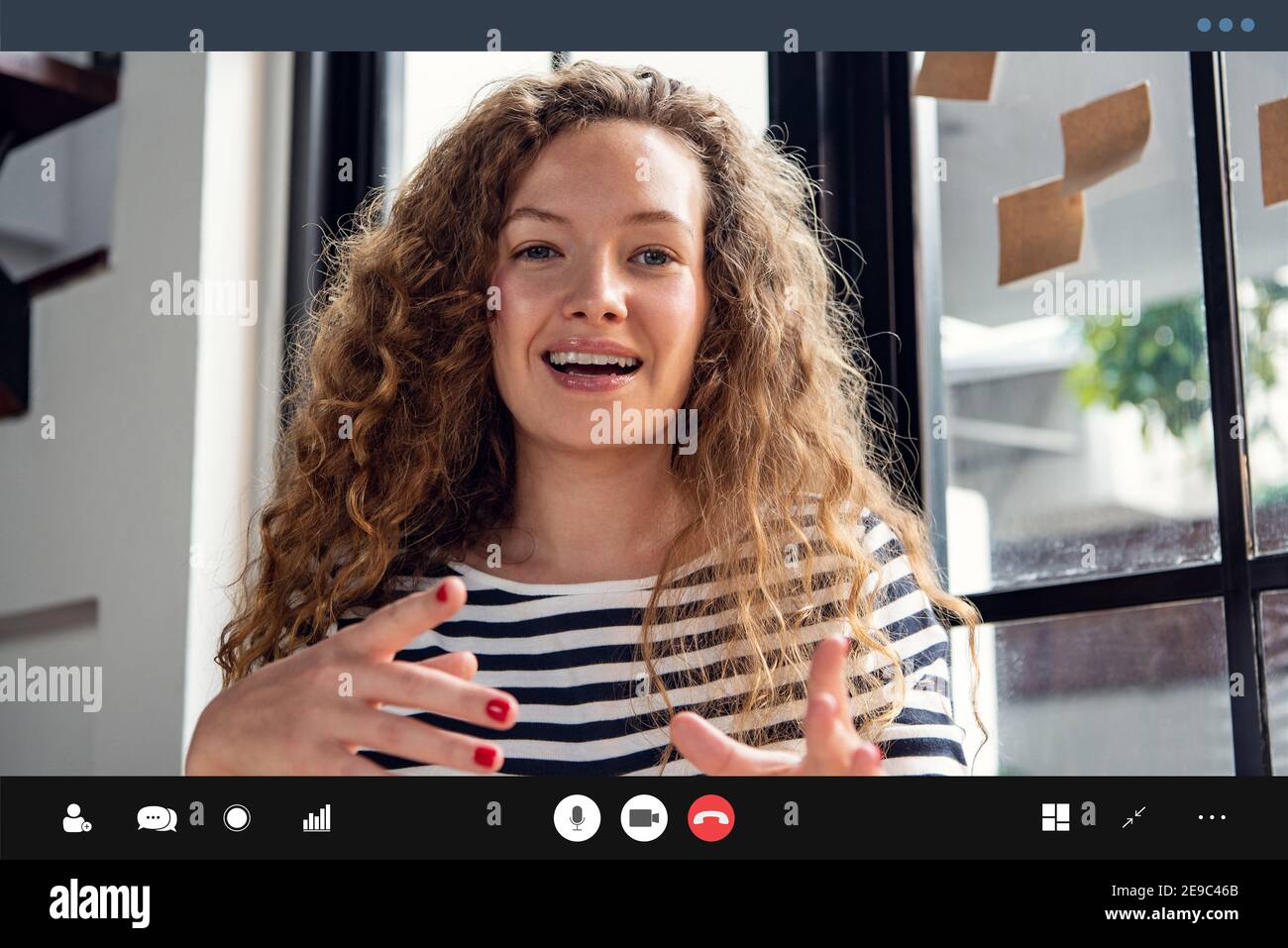 Bonne jolie femme caucasienne souriant et parlant à la caméra lors d'un appel vidéo à la maison Banque D'Images