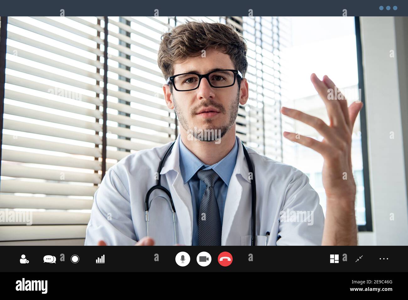 Médecin de sexe masculin faisant un appel vidéo parlant avec le patient, concepts de services de consultation médicale en ligne Banque D'Images