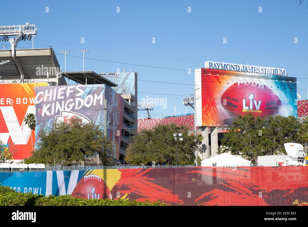 Mercredi 3 février 2021 ; Tampa, FL, États-Unis ; VUE générale de l'entrée du stade Raymond James en préparation du Super Bowl. La baie de Tampa Banque D'Images