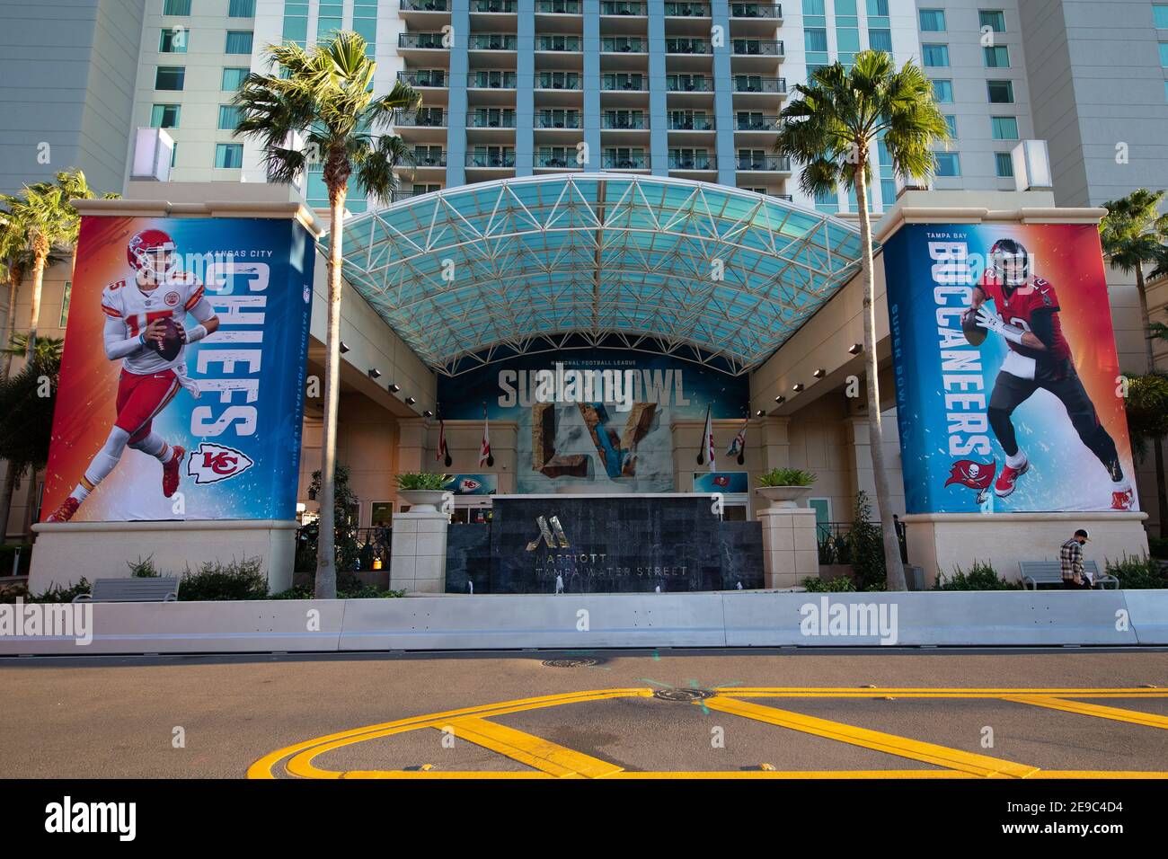 Mercredi 3 février 2021 ; Tampa, FL, États-Unis ; UNE vue générale des bannières du quartier des chefs de Kansas City Patrick Mahomes (15) et Tampa Bay Buccaneer Banque D'Images
