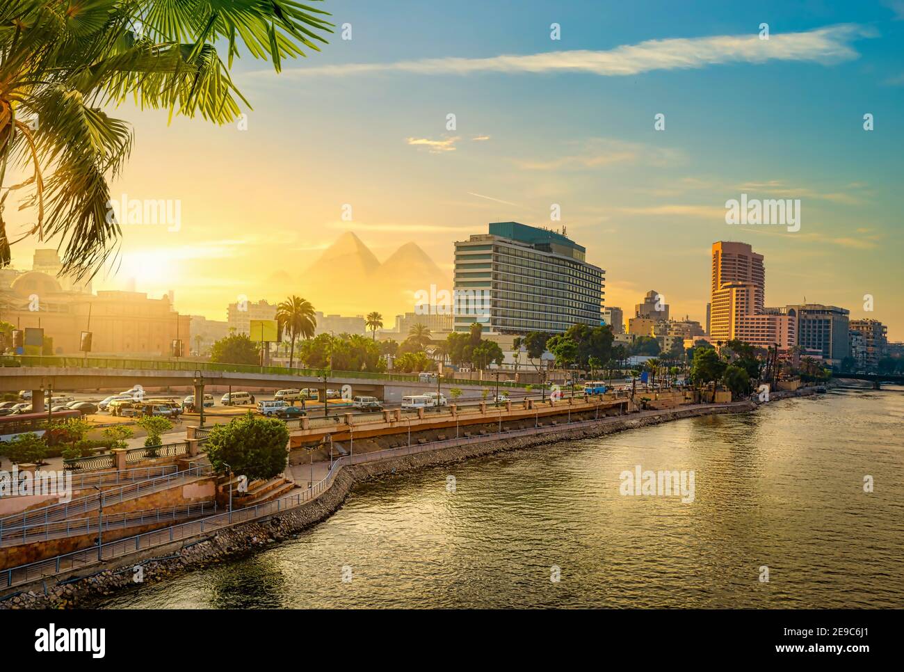 Vue sur le Caire moderne du Nil. Banque D'Images