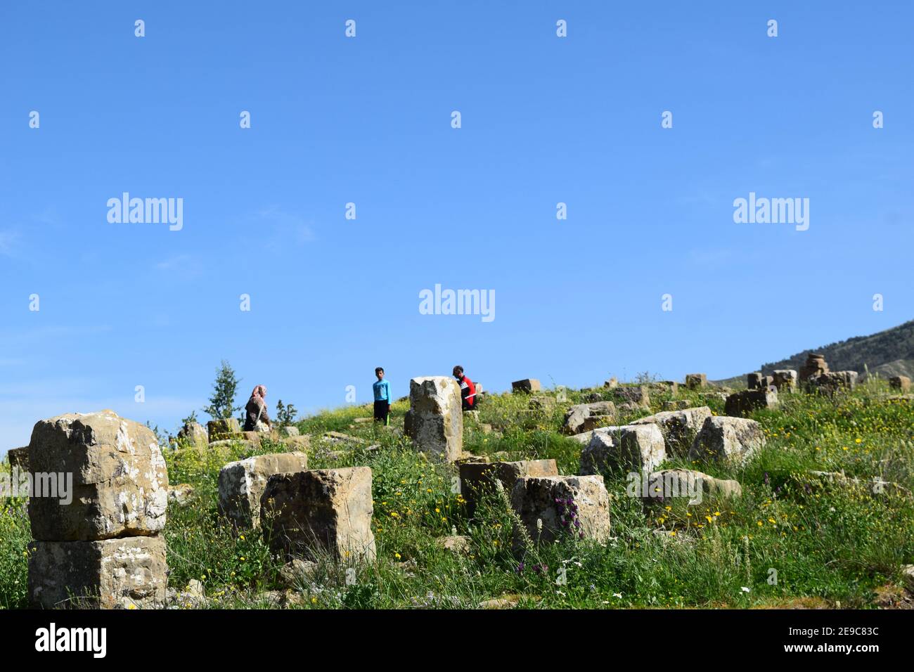 Pique-nique familial en plein air dans les ruines romaines de la ville de Djemila, Setif, Algérie Banque D'Images